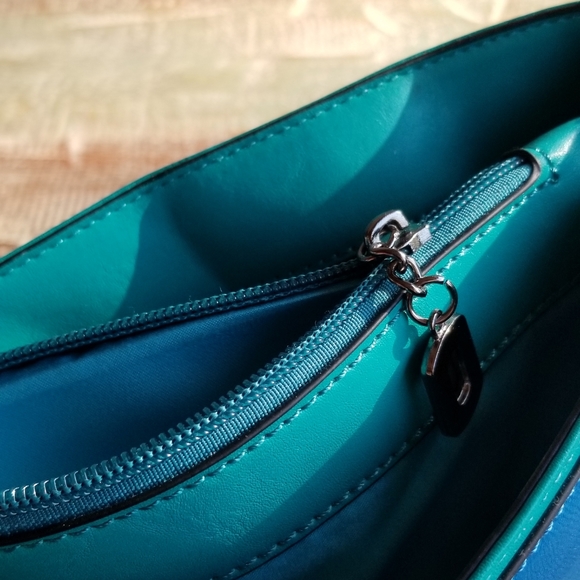 Blue/Green Purse with chain strap - Picture 3 of 9